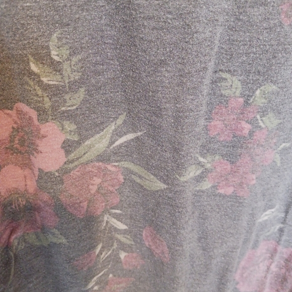 🌷🌷 Maurices Floral gray tee - Picture 3 of 3